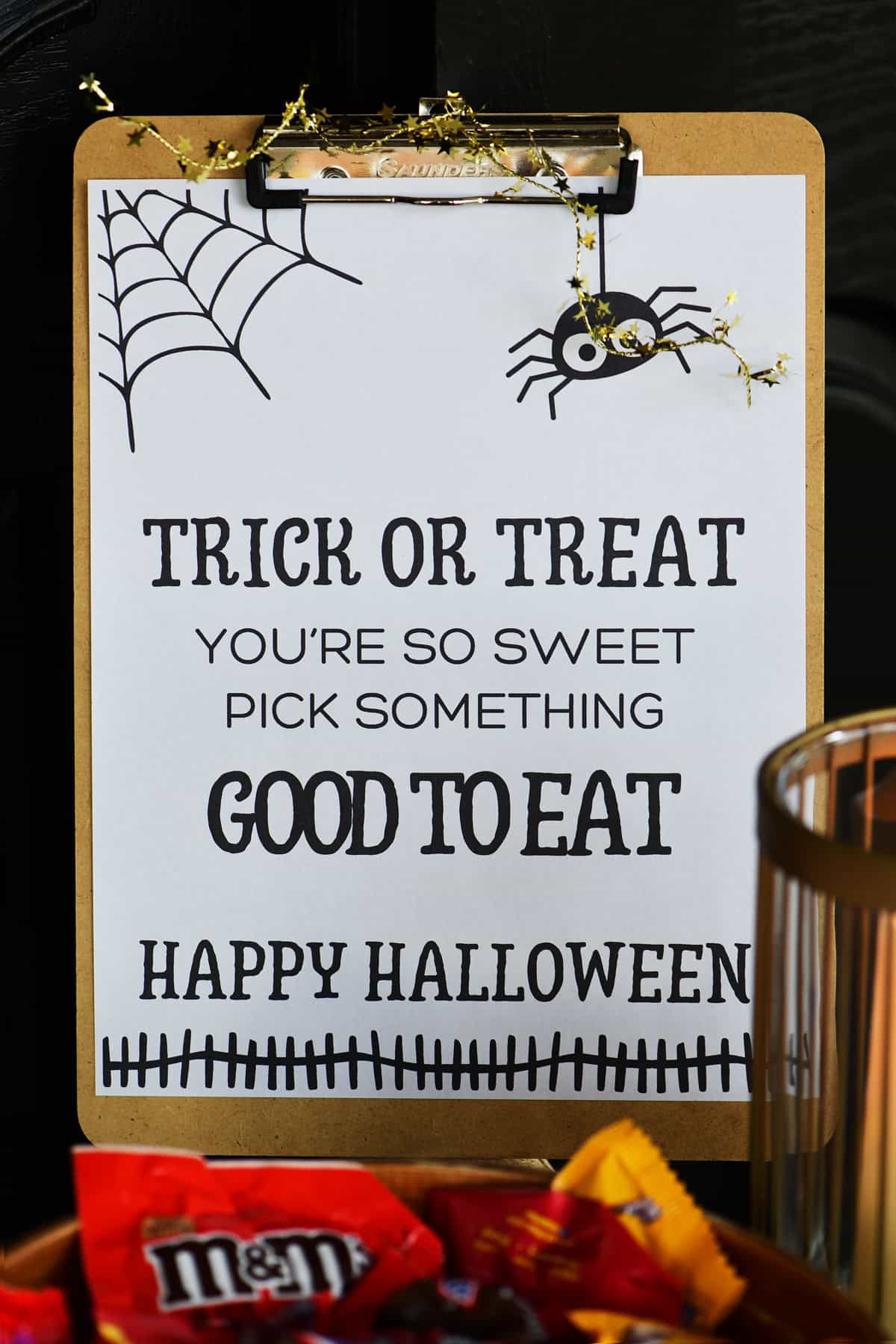 Happy halloween trick or treat printable sign.